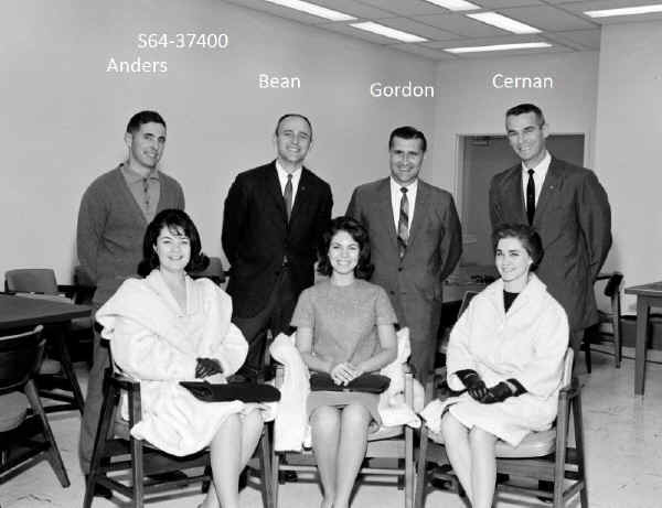 Photo of Pamela with her sister Joan, Mrs. Tatum, and 4 astronauts, Houston 1964